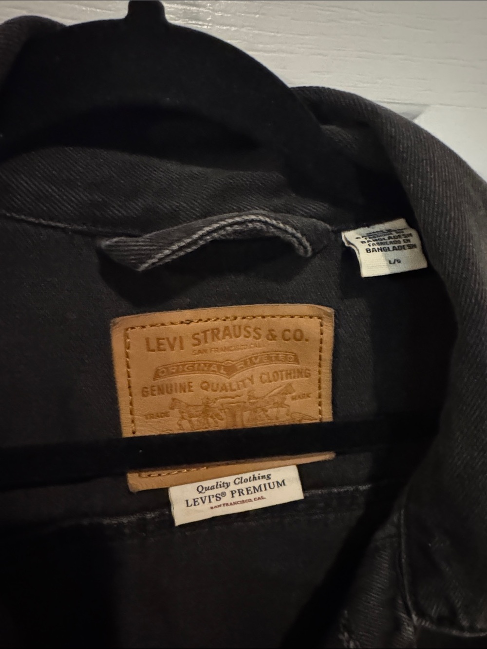 Levi's Men's Black Washed Denim Jacket size Large - Picture 2 of 3
